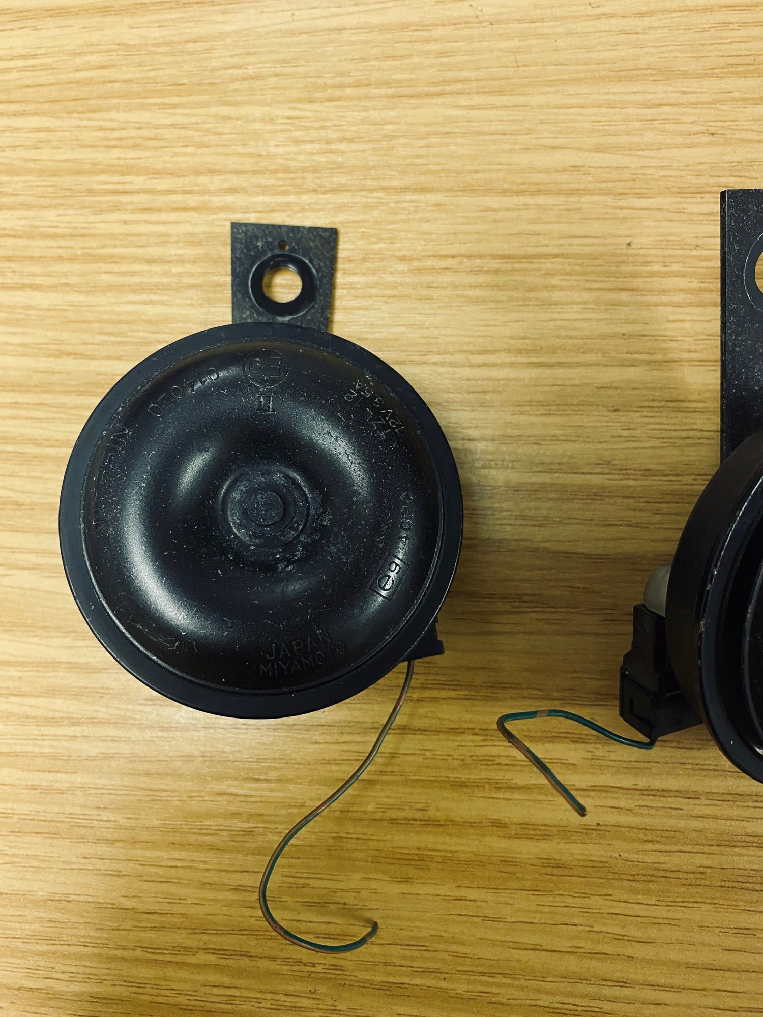 Gt R R34 Horn Nissan Skyline GTR R34 BNR34 Dual Twin Horn Horns Assembly Wires Pair ...